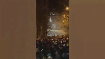 Водометы периодически пускают в ход.