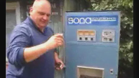 Советский автомат газированной воды работает..