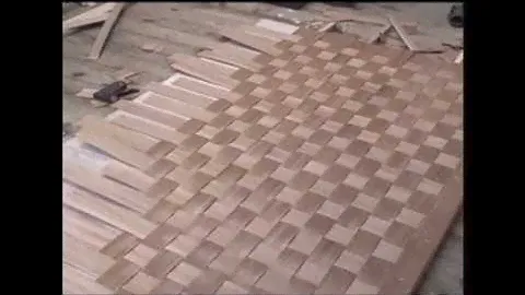 Японец делает дизайнерское панно из дерева